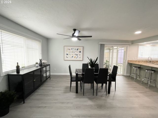 403 E CLACKAMAS Cir, Woodburn, OR 97071