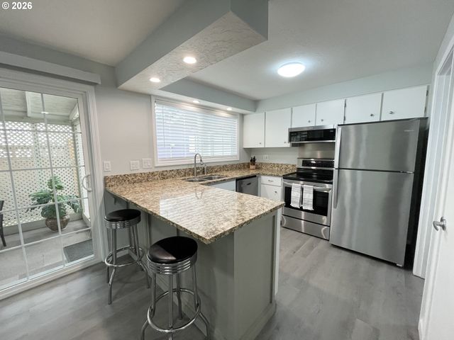 403 E CLACKAMAS Cir, Woodburn, OR 97071