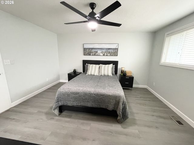 403 E CLACKAMAS Cir, Woodburn, OR 97071