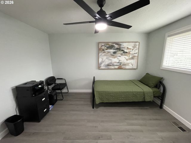 403 E CLACKAMAS Cir, Woodburn, OR 97071