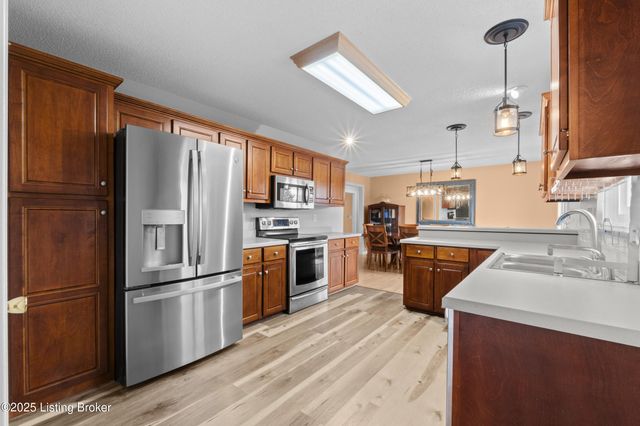 126 Deep Springs Dr, Bardstown, KY 40004