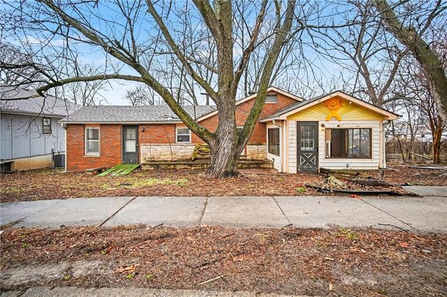 300 Winner Avenue, Smithville, MO 64089