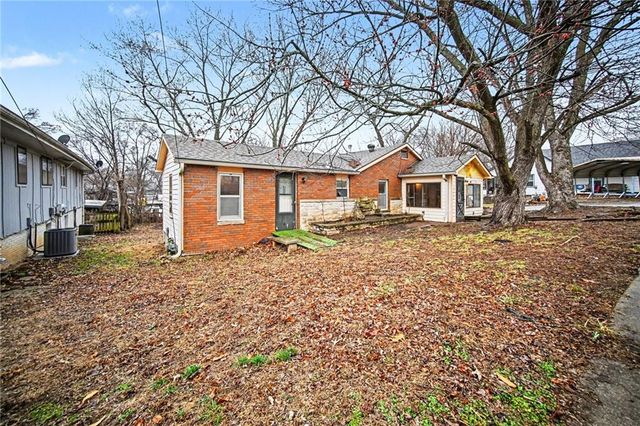 300 Winner Avenue, Smithville, MO 64089