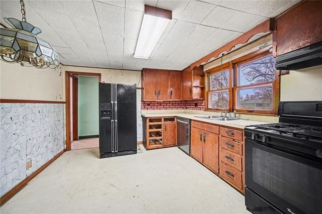 300 Winner Avenue, Smithville, MO 64089