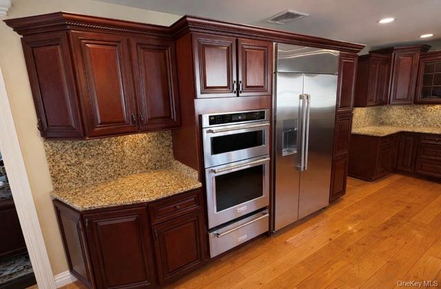 39 West Lane, Bay Shore, NY 11706