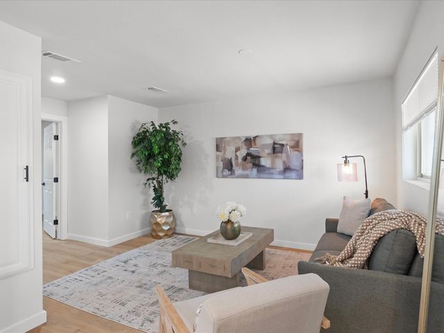 909 S Throckmorton Street, Sherman, TX 75090