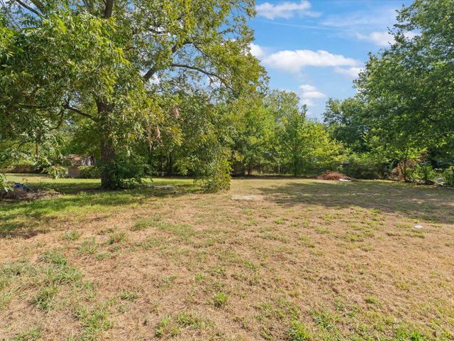 909 S Throckmorton Street, Sherman, TX 75090