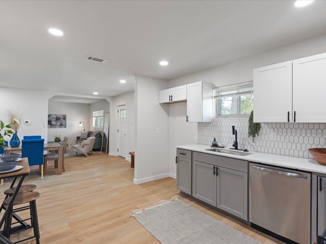 909 S Throckmorton Street, Sherman, TX 75090