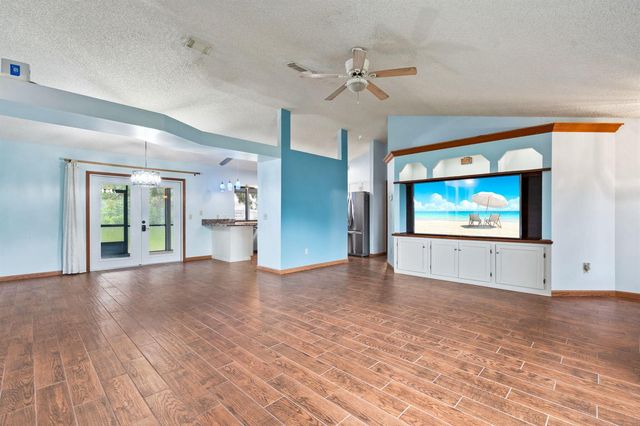 1001 SW Canary Terrace, Port St. Lucie, FL 34953
