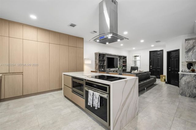 7852 NW 116th Pl, Doral, FL 33178