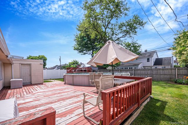 36 Sunrise Lane, Levittown, NY 11756