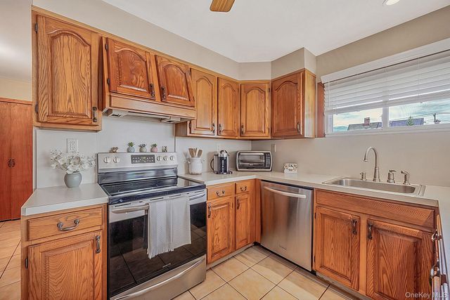 36 Sunrise Lane, Levittown, NY 11756