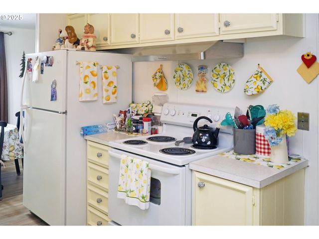 12430 N SOUTH SHORE Ave, Portland, OR 97217