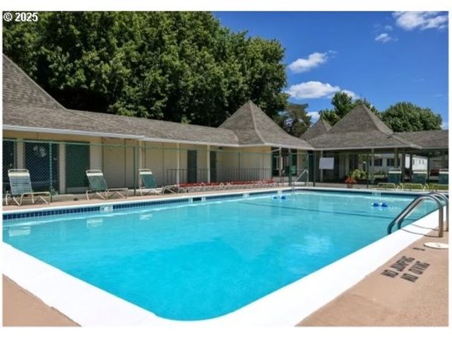 12430 N SOUTH SHORE Ave, Portland, OR 97217