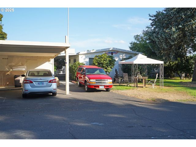 12430 N SOUTH SHORE Ave, Portland, OR 97217