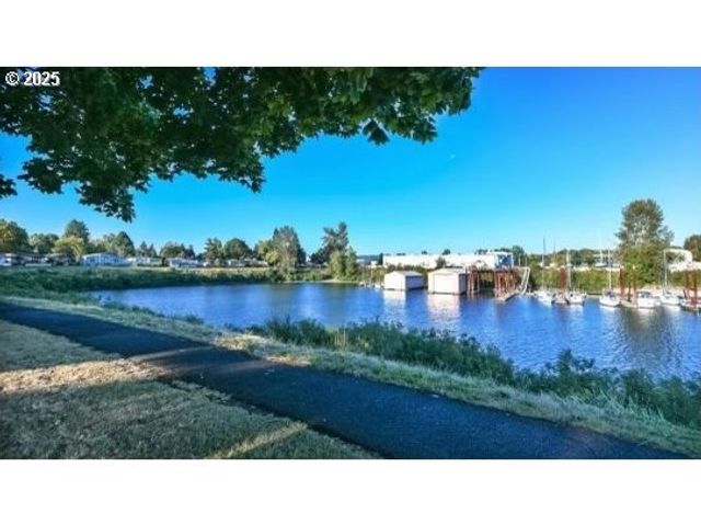 12430 N SOUTH SHORE Ave, Portland, OR 97217