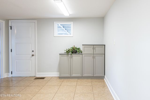 1602 Berry Rd, Knoxville, TN 37920