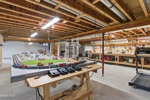 27 Rosemore Place, Halfmoon, NY 12118