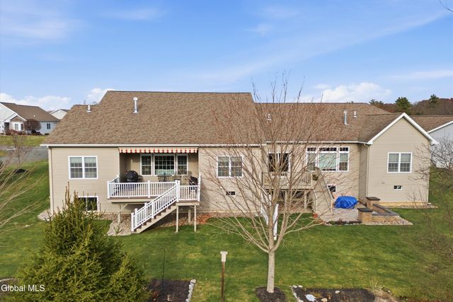 27 Rosemore Place, Halfmoon, NY 12118