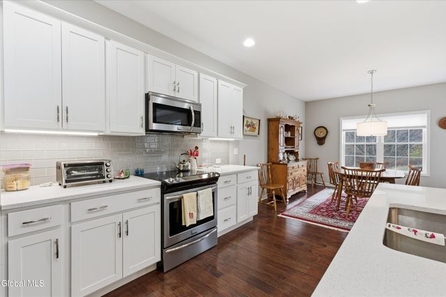 27 Rosemore Place, Halfmoon, NY 12118