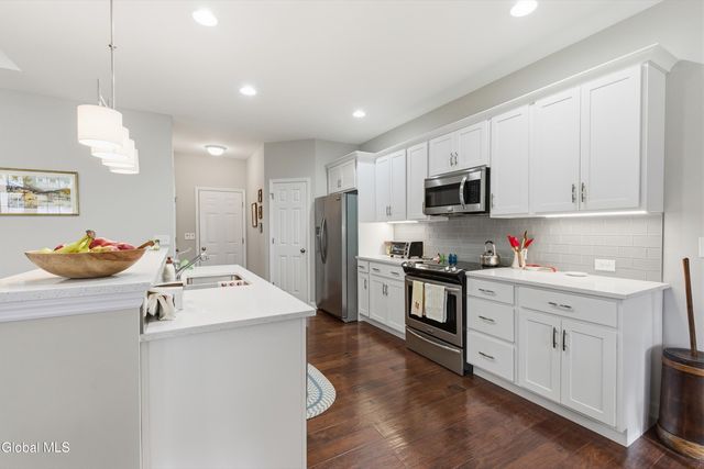 27 Rosemore Place, Halfmoon, NY 12118