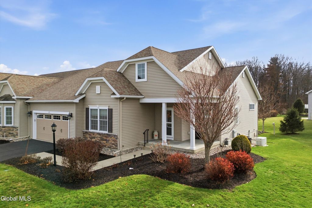 27 Rosemore Place, Halfmoon, NY 12118