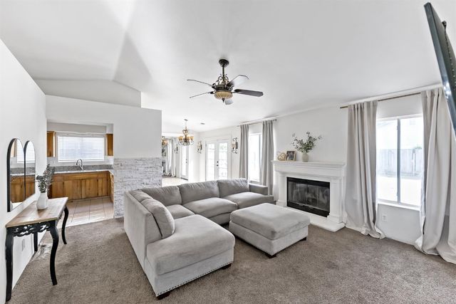 398 Helena Way, Madera, CA 93637