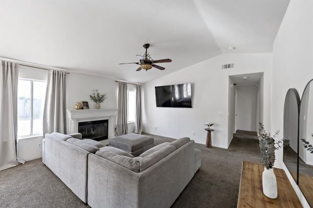 398 Helena Way, Madera, CA 93637