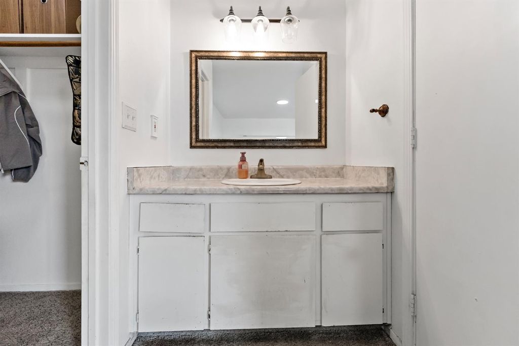 Image 18 of property listing at 398 Helena Way, Madera, CA 93637