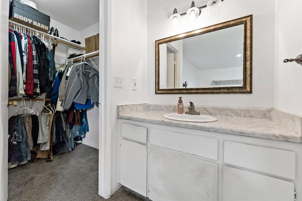 Image 19 of property listing at 398 Helena Way, Madera, CA 93637