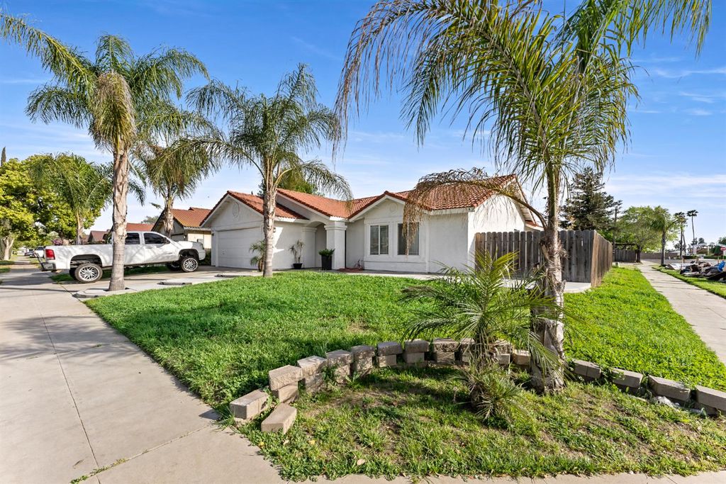 Image 2 of property listing at 398 Helena Way, Madera, CA 93637