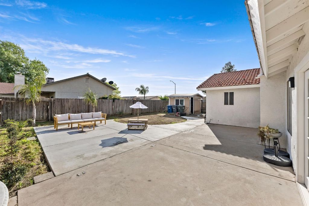 Image 20 of property listing at 398 Helena Way, Madera, CA 93637