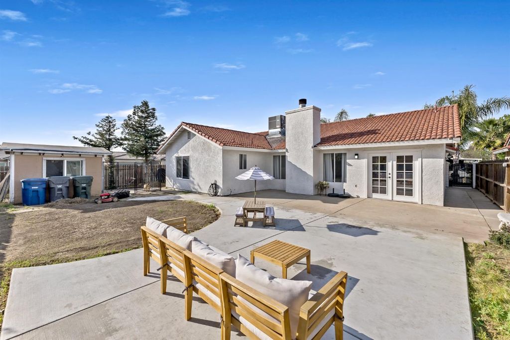 Image 22 of property listing at 398 Helena Way, Madera, CA 93637