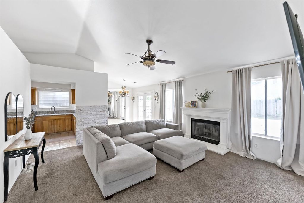 Image 3 of property listing at 398 Helena Way, Madera, CA 93637