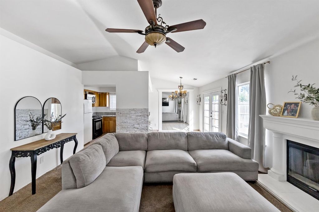 Image 4 of property listing at 398 Helena Way, Madera, CA 93637