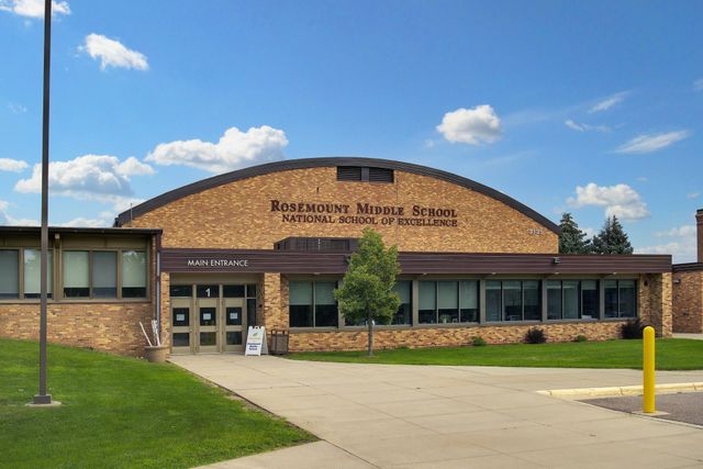 1090 Annagaire Curve, Rosemount, MN 55068