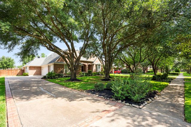 903 Lake Grayson Drive, Katy, TX 77494