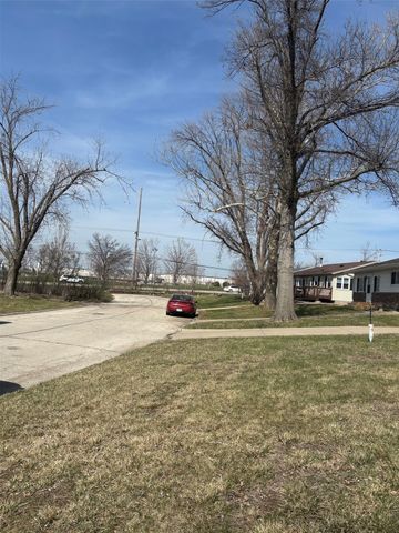 4505 Hiawatha Avenue NE, Cedar Rapids, IA 52402