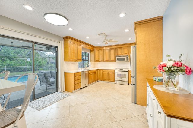 935 NW 110th Lane, Coral Springs, FL 33071