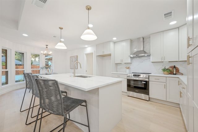 9904 Wandering Way Street, Benbrook, TX 76126