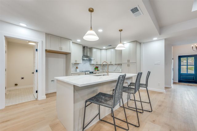 9904 Wandering Way Street, Benbrook, TX 76126