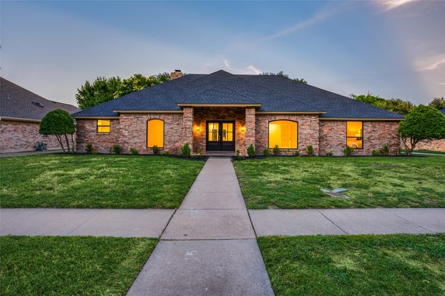 9904 Wandering Way Street, Benbrook, TX 76126