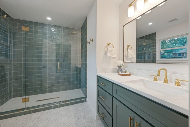 9904 Wandering Way Street, Benbrook, TX 76126