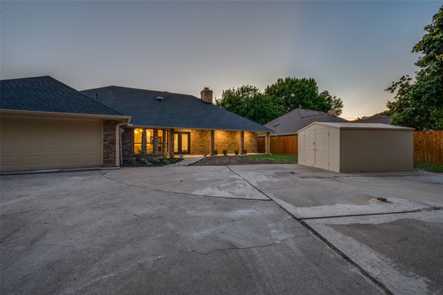 9904 Wandering Way Street, Benbrook, TX 76126