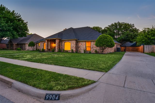 9904 Wandering Way Street, Benbrook, TX 76126