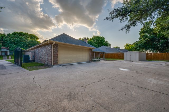 9904 Wandering Way Street, Benbrook, TX 76126
