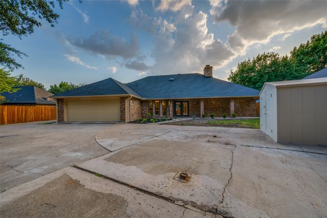 9904 Wandering Way Street, Benbrook, TX 76126