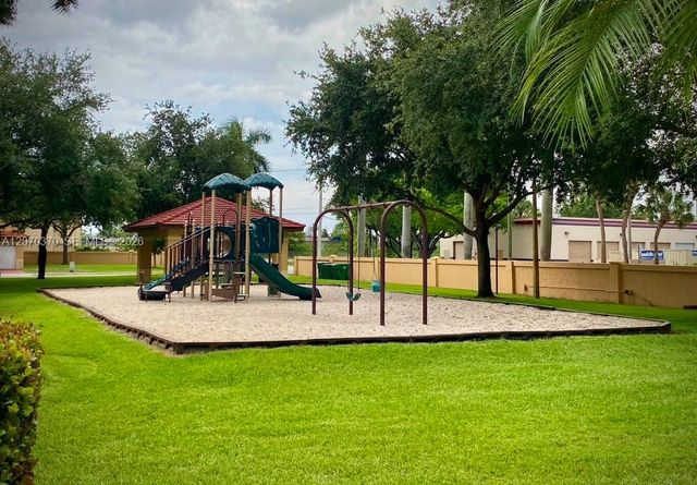 223 SW Maple Terrace, Davie, FL 33325