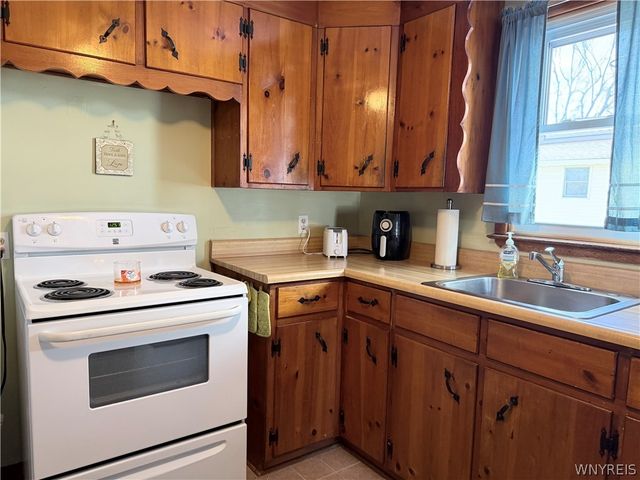 4815 Morgan Pkwy Parkway, Hamburg, NY 14075