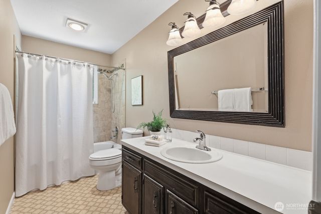 5620 Halls Lake Way, Lynnwood, WA 98036
